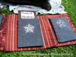 wicca, Feria Pagana, Pagan Fair, Venta de Pentaculos, Book of Shadows, Libros de Las Sombras, Remeras paganas, remeras wicca, runas, tarot, Mjollnirs, martillos de thor, Dioses, Diosas, Lectura de Cartas, Lectura de Runas, Remeras con motivos paganos, Herramientas mágicas, Mazos de cartas, Runas, libros, velas, sahumerios, piedras